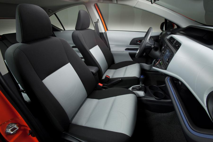  Toyota Prius C 2011 года  (фото 7 из 37)